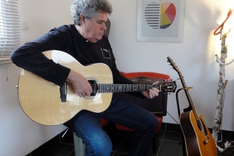 Pierrick à la guitare